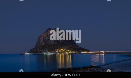 Panoramablick auf den historischen Felsen von Monemvasia von der gegenüberliegenden Küste aus. Laconia, Peloponnes, Griechenland Stockfoto