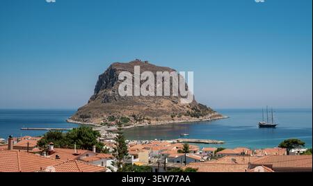 Panoramablick auf den historischen Felsen von Monemvasia von der gegenüberliegenden Küste. Laconia, Peloponnes, Griechenland Stockfoto