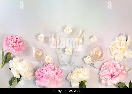 Banner mit verschiedenen Arten von Rosenwein, Whiskey, Sommer-alkoholischen Cocktail für eine Party und Pfingstrosen auf hellem Hintergrund, Bar- und Café-Konzept, adve Stockfoto