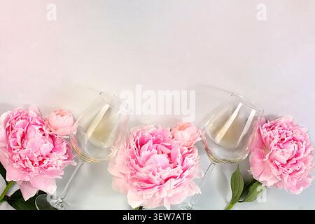 Banner mit verschiedenen Arten von Rosenwein, Whiskey, Sommer-alkoholischen Cocktail für eine Party und Pfingstrosen auf hellem Hintergrund, Bar- und Café-Konzept, adve Stockfoto