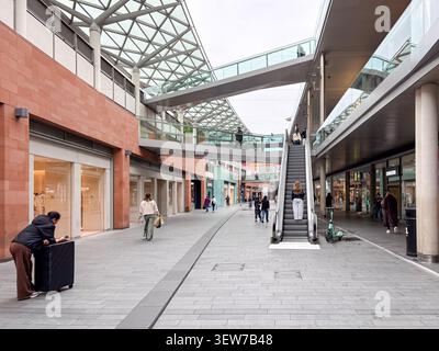 Modernes Open-Air-Einkaufszentrum mit architektonischen Fußgängerbrücken und Glasdach im Liverpool ONE, Stadtzentrum, Liverpool. Stockfoto