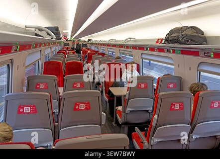 Passagiere an Bord einer LNER Azuma Standard Class Kutsche, die in einem Abendservice nördlich von Edinburgh nach Aberdeen fahren. Stockfoto