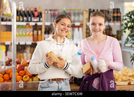 Zwei Frauen wählen Milchprodukte Stockfoto