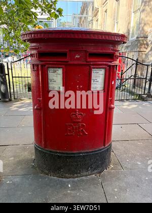 Eine alte gusseiserne er II Royal Mail-Säulenkasten auf einer Stadtstraße in Liverpool, Großbritannien. Stockfoto