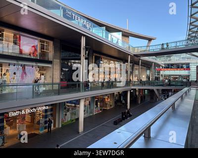 Moderne, mehrstöckige Shopping Center-Architektur in Liverpool ONE, Liverpool, UK, mit Glasfassaden und Markenartikeln. Stockfoto