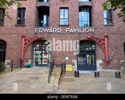Rote Backsteinfassade des Edward Pavilion Gebäudes in Liverpool, Großbritannien, mit historischen gusseisernen architektonischen Details und doppelten Glastüren. Stockfoto