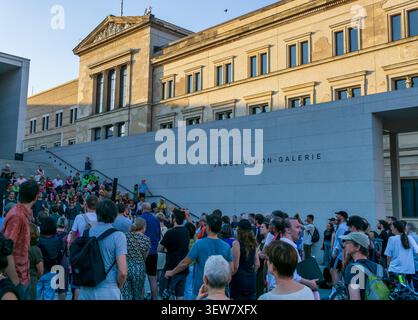 Berlin, Deutschland - 21. Juni 2026: Während des jährlichen Festivals Fête de la Musique versammeln sich Menschen vor der James-Simon-Galerie auf der Berliner Museumsinsel Stockfoto