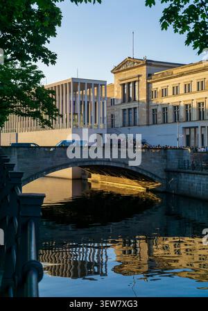 Berlin, Deutschland - 21. Juni 2026: Besucher treffen sich vor der James-Simon-Galerie auf der Berliner Museumsinsel während des Fête de la Musique Festivals. Stockfoto
