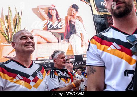 New York, New York, USA. 24th June, 2026. Germany soccer fans flood Time Square in New York City to celebrate the team on the eve of their game against Equador in the FIFA World Cup 2026 at NY/NJ Stadium on June 24, 2026. Germany is already through to the next round regardless of the score and will go on to play in the next rouhd on Monday June 29 in Boston. (Credit Image: © Laura Brett/ZUMA Press Wire) EDITORIAL USAGE ONLY! Not for Commercial USAGE! Stockfoto