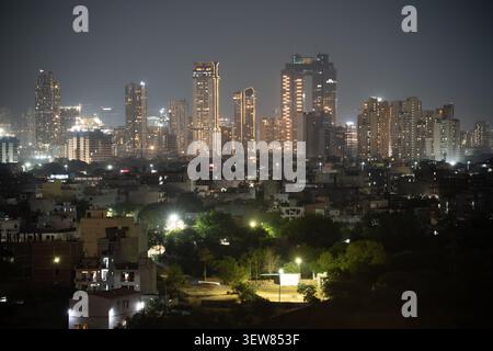Luftdrohnen-Weitaufnahme mit Wolkenkratzern in mumbai hyderabad bangalore mit kleineren Häusern im Vordergrund Stockfoto