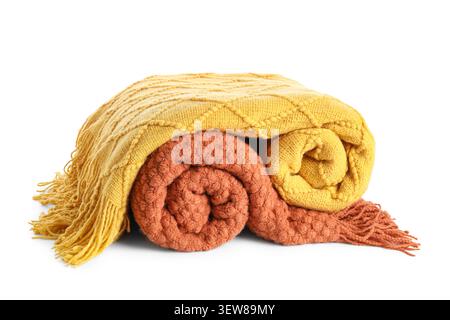 Gerollte Strickdecken mit Fransen auf weißem Hintergrund Stockfoto