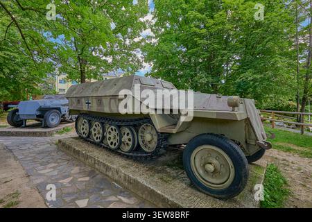 Teil einer kostenlosen Dauerausstellung des SNP-Museums ist ein Freilichtmuseum für schwere Kampfausrüstung aus dem 2. Weltkrieg, Banska Bystrica Stockfoto