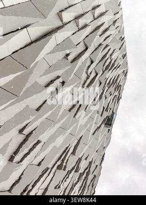 Geometrische Außenverkleidung des Titanic Belfast Museums, Belfast, Nordirland. Abstrakte, metallische Architekturdetails mit modernem Design. Stockfoto