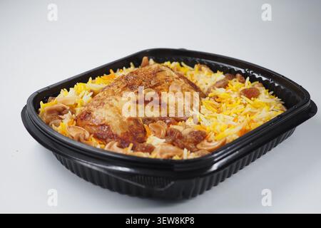 Gesundes Reis- und Hühnermehl in einem Plastikbehälter Stockfoto