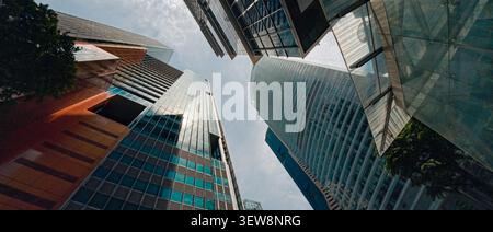 Flacher Blick auf Singapur Moderne Finanzgebäude erreichen den Himmel im Finanzzentrum Stockfoto