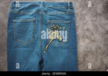 Jeans mit Fleck auf der Gesäßtasche Stockfoto