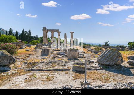Antike Ruinen von Korinth mit Säulen des Tempels des Apollo Stockfoto