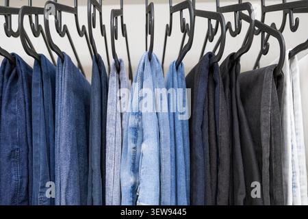 Denim-Jeans hängen an einem Kleiderständer im Einzelhandel Stockfoto