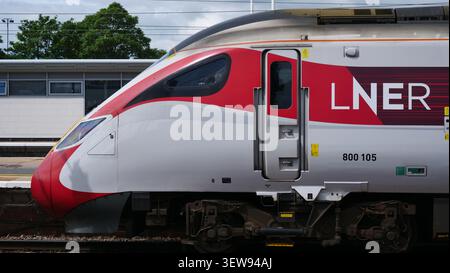 Ein LNER-Azuma-Zug kommt am Bahnhof Peterborough an und fährt nach London Kings Cross. Stockfoto