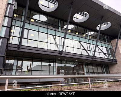 Flacher Blick auf das zeitgenössische Watermarque-Gebäude mit reflektierenden Glasvorhängen, Stahlstützen und runden Dachleuchten. Stockfoto