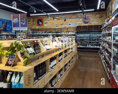Likör- und Weinabteilung im Lotte Mart in Heungdeok-gu, Cheongju, Chungcheongbuk-do, Südkorea. Stockfoto