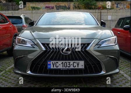 24. Juni 2026, Tbilissi, Georgien Ein Lexus ES, sofort erkennbar an seinem markanten Spindelgrill, geparkt in einer Außenumgebung. Der Spindelgrill Stockfoto