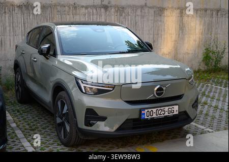 24. Juni 2026, Tiflis, Georgien Der vollelektrische Antrieb bietet beeindruckende Leistung mit einer Beschleunigungszeit von 0 auf 100 km/h in 4,7 Sekunden. Abhängig Stockfoto