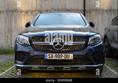 24. Juni 2026, Tiflis, Georgien Ein dunkelblauer Mercedes-Benz GLC Coupe mit der charakteristischen Diamant-Kühlergrill, die das Coupe-Modell auszeichnet Stockfoto