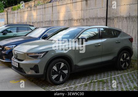 24. Juni 2026, Tiflis, Georgien Ein Volvo C40 Recharge, präsentiert in der stilvollen Sage Green Metallic-Lackierung. Dieses vollelektrische Crossover verfügt über einen Ärmel Stockfoto