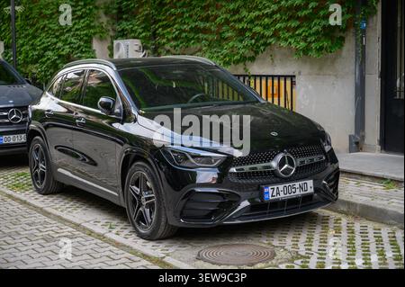 24. Juni 2026, Tbilissi, Georgien Ein schwarzer Mercedes-Benz GLA mit sportlichem AMG Line Exterieurpaket. Der kompakte Luxus-SUV steht im Freien an Stockfoto