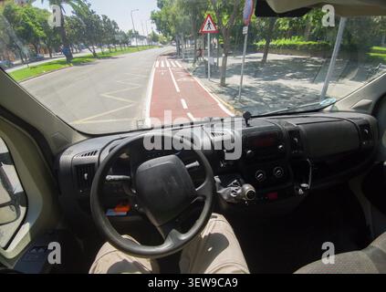 Der Panelwagen parkte auf der Fahrradspur. Blick von der Innenseite des Autos Stockfoto