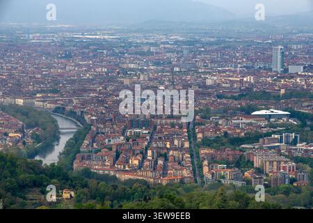 Ein atemberaubender Panoramablick von Superga aus mit Blick auf die Skyline der Stadt, den gewundenen Fluss Po und die fernen Berge in Turin, Italien. Vom Hügel aus Stockfoto