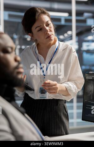 Das Engineering-Team verwendet einen Desktop-Computer in einem Rechenzentrum, um Software-Updates bereitzustellen, Hardware zu konfigurieren und einen zuverlässigen Betrieb zu unterstützen. Stockfoto
