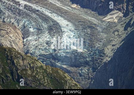 Luftaufnahme des Fiescher Gletschers mit tiefen Spalten, zerklüfteten Eisformationen und umliegenden felsigen Berghängen im Fieschertal, Wallis, Schweiz Stockfoto