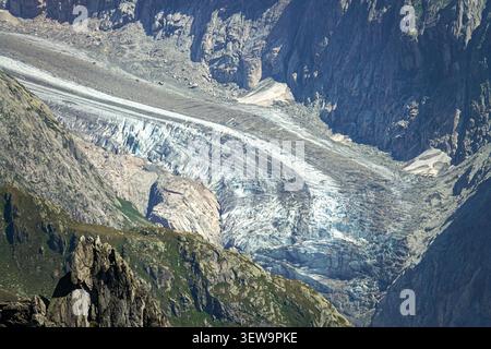 Luftaufnahme des Fiescher Gletschers mit den eisblauen Gletscherspalten und zerklüfteten Felshängen in der hochalpinen Landschaft des Fieschertals, Wallis, S Stockfoto