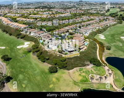 Luxe Vorstadthäuser grenzt an einen grünen Golfplatz Stockfoto