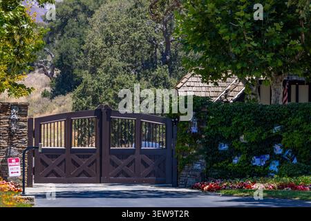 USA. Juni 2026. Mehrere Fans von Michael Jackson zollen ihm bei den Toren der Neverland Ranch in Santa Ynez, KALIFORNIEN, als Teil einer globalen Hommage an den „King of Pop“. Die MJ-Gemeinschaften weltweit wurden eingeladen, „Heal the World“ für seine gesamte 6:25-minütige Dauer am 25. Juni 2026 um 14:26 Uhr (Los Angeles Zeit) zu spielen, was mit Jacksons Tag und Uhrzeit zusammenfällt. (Foto: Rod Rolle/SIPA USA) Credit: SIPA USA/Alamy Live News Stockfoto