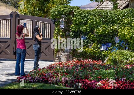 USA. Juni 2026. Mehrere Fans von Michael Jackson zollen ihm bei den Toren der Neverland Ranch in Santa Ynez, KALIFORNIEN, als Teil einer globalen Hommage an den „King of Pop“. Die MJ-Gemeinschaften weltweit wurden eingeladen, „Heal the World“ für seine gesamte 6:25-minütige Dauer am 25. Juni 2026 um 14:26 Uhr (Los Angeles Zeit) zu spielen, was mit Jacksons Tag und Uhrzeit zusammenfällt. (Foto: Rod Rolle/SIPA USA) Credit: SIPA USA/Alamy Live News Stockfoto