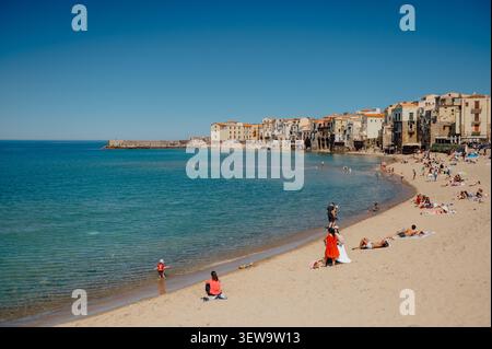 Historische Uferpromenade und Sandstrand in Cefalù, Sizilien, Italien Stockfoto