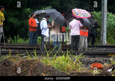 Mumbai, Indien. Juni 2026. NAVI MUMBAI, INDIEN - 24. JUNI: Eisenbahntechniker arbeiten am 24. JUNI 2026 in Navi Mumbai, Indien, an der Stabilisierung der Gleisbetten zwischen den Bahnhöfen Turbhe und Kopar Khairane an der Trans-Harbour-Strecke, nachdem schwere Monsunregenfälle Boden und Schotter in die Tiefe getrieben haben. Das India Meteorological Department (IMD) gab einen orangefarbenen Alarm für Mumbai und die benachbarten Distrikte Thane und Palghar aus. (Foto: Bachchan Kumar/Hindustan Times/SIPA USA) Credit: SIPA USA/Alamy Live News Stockfoto