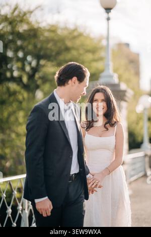 Paare, die während der Verlobungsfeier auf der Brücke interagieren Stockfoto