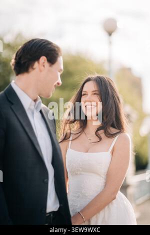 Liebevolles Paar lächelnd genießt Outdoor-Hochzeitsfeier Glück Stockfoto