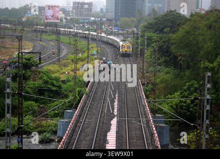 Mumbai, Indien. Juni 2026. NAVI MUMBAI, INDIEN - 24. JUNI: Eisenbahntechniker arbeiten am 24. JUNI 2026 in Navi Mumbai, Indien, an der Stabilisierung der Gleisbetten zwischen den Bahnhöfen Turbhe und Kopar Khairane an der Trans-Harbour-Strecke, nachdem schwere Monsunregenfälle Boden und Schotter in die Tiefe getrieben haben. Das India Meteorological Department (IMD) gab einen orangefarbenen Alarm für Mumbai und die benachbarten Distrikte Thane und Palghar aus. (Foto: Bachchan Kumar/Hindustan Times/SIPA USA) Credit: SIPA USA/Alamy Live News Stockfoto