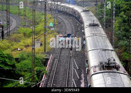 Mumbai, Indien. Juni 2026. NAVI MUMBAI, INDIEN - 24. JUNI: Eisenbahntechniker arbeiten am 24. JUNI 2026 in Navi Mumbai, Indien, an der Stabilisierung der Gleisbetten zwischen den Bahnhöfen Turbhe und Kopar Khairane an der Trans-Harbour-Strecke, nachdem schwere Monsunregenfälle Boden und Schotter in die Tiefe getrieben haben. Das India Meteorological Department (IMD) gab einen orangefarbenen Alarm für Mumbai und die benachbarten Distrikte Thane und Palghar aus. (Foto: Bachchan Kumar/Hindustan Times/SIPA USA) Credit: SIPA USA/Alamy Live News Stockfoto