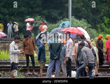 Mumbai, Indien. Juni 2026. NAVI MUMBAI, INDIEN - 24. JUNI: Eisenbahntechniker arbeiten am 24. JUNI 2026 in Navi Mumbai, Indien, an der Stabilisierung der Gleisbetten zwischen den Bahnhöfen Turbhe und Kopar Khairane an der Trans-Harbour-Strecke, nachdem schwere Monsunregenfälle Boden und Schotter in die Tiefe getrieben haben. Das India Meteorological Department (IMD) gab einen orangefarbenen Alarm für Mumbai und die benachbarten Distrikte Thane und Palghar aus. (Foto: Bachchan Kumar/Hindustan Times/SIPA USA) Credit: SIPA USA/Alamy Live News Stockfoto