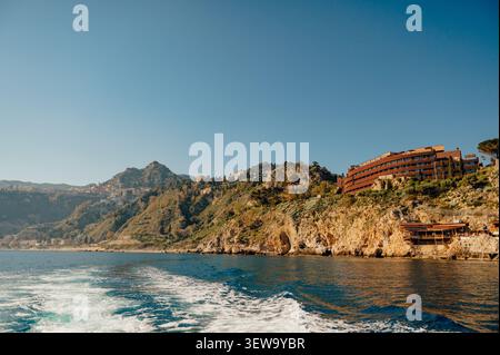 Verlassen Sie die wunderschöne Küste von Taormina mit dem Boot Stockfoto