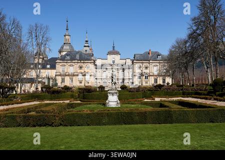 Blick auf die formellen Gärten und den Königlichen Palast von La Granja de San Ildefonso in Segovia, Spanien. Symmetrisches barockes Landschaftsdesign Stockfoto