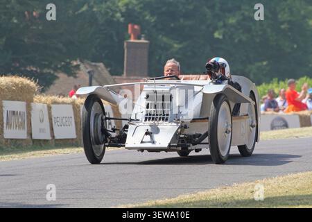 Philipp Moch fährt den radikalen, von der Luftfahrt inspirierten 1923 Avions Voisin C6 Laboratoire Monocoque-Rennfahrer auf dem Goodwood Festival of Speed 2013. Stockfoto