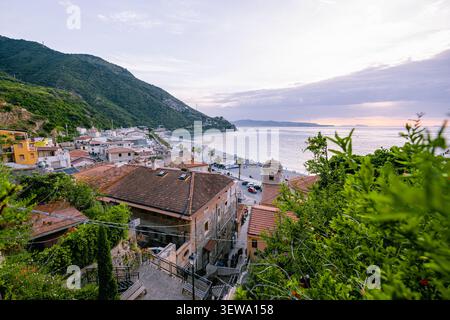 Malerischer Blick auf die Stadt Scilla mit Ziegeldächern und Strand bei Sonnenuntergang, Italien Stockfoto