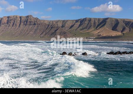 Der 5 km lange Sandstrand von Playa de Famara aus der Caleta de Famara auf der Kanarischen Insel Lanzarote, Spanien Stockfoto